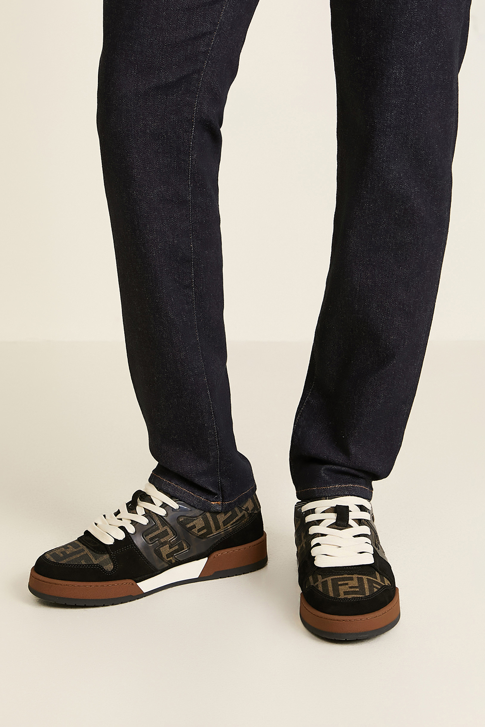 תמונת כל הלוק של נעלי סניקרס